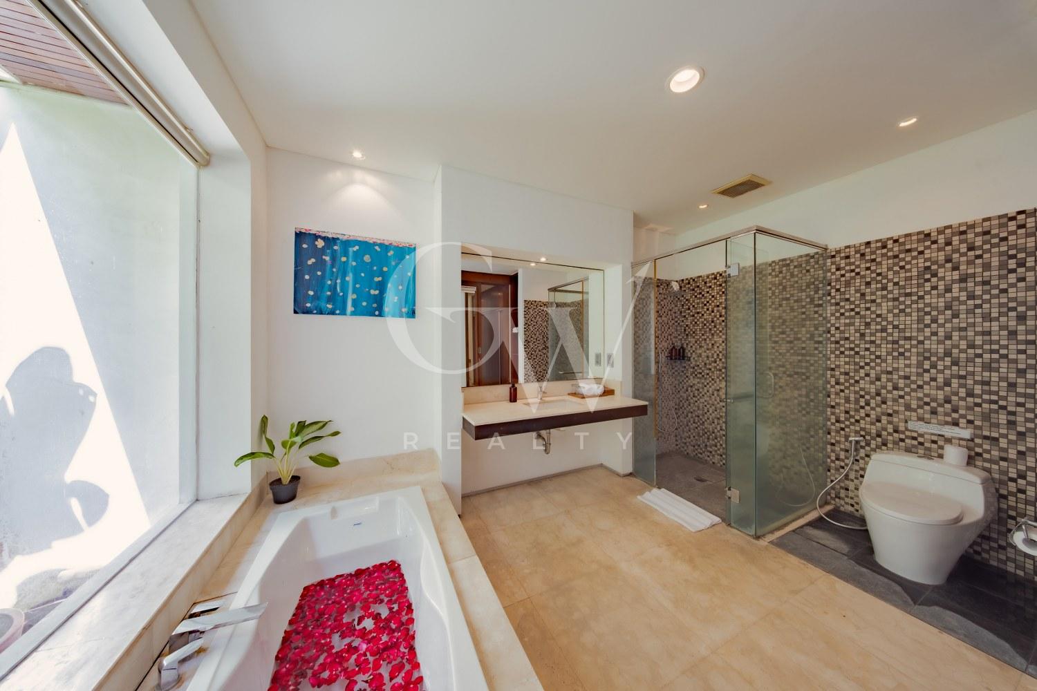 Main Bathroom with bathtub PZB09644-HDR_1500x1000 Villa Kahyangan