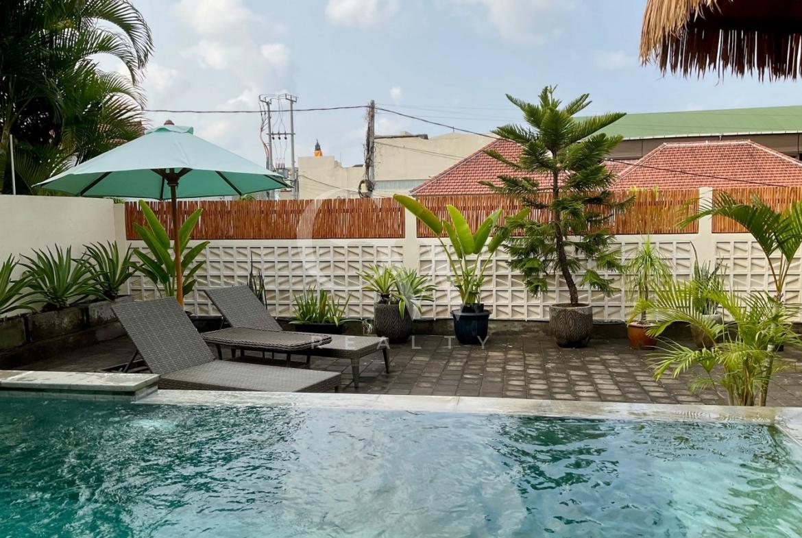 Villa Neighbor