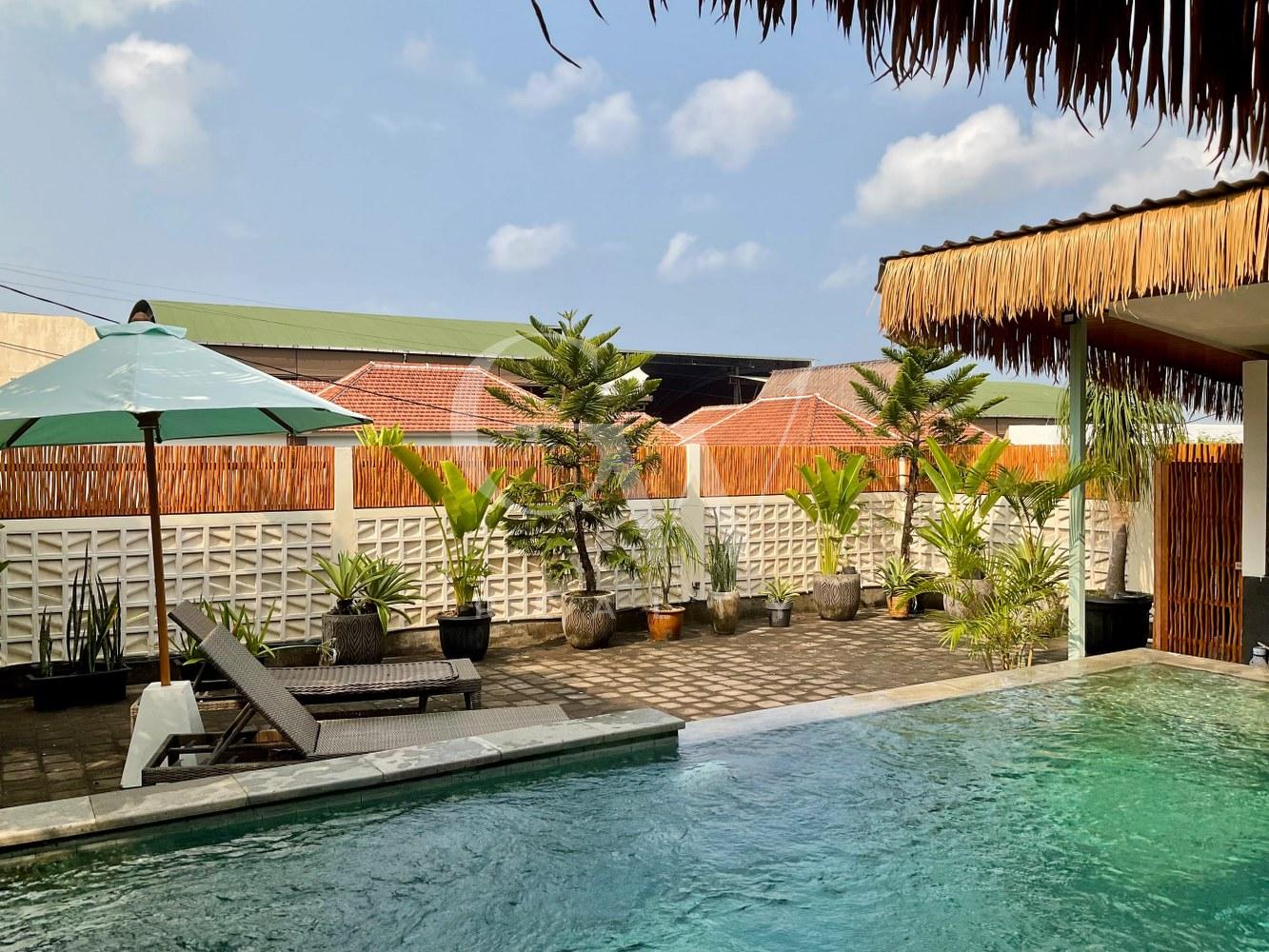 Villa Neighbor