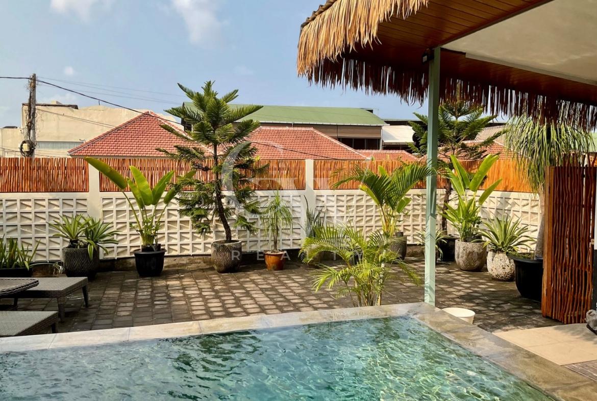 Villa Neighbor